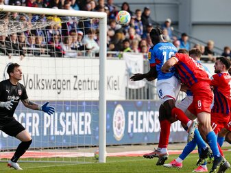 Kiels Kwasi Wriedt (M) kommt gegen Heidenheims Torwart Kevin Müller (l) zum Kopfball. Kiels Kwasi Wriedt (M) kommt gegen Heidenheims Torwart Kevin Müller (l) zum Kopfball.