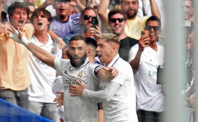 Real-Torschütze Karim Benzema (l) lässt sich von Federico Valverde und den Fans feiern.
