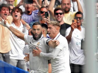 Real-Torschütze Karim Benzema (l) lässt sich von Federico Valverde und den Fans feiern. Real-Torschütze Karim Benzema (l) lässt sich von Federico Valverde und den Fans feiern.