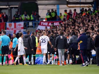 Die Spieler verlassen das Feld wegen eines Stromfalls im Stadion Elland Road. Die Spieler verlassen das Feld wegen eines Stromfalls im Stadion Elland Road.