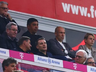 Münchens Torhüter Manuel Neuer (M.) saß zuletzt verletzt auf der Tribüne. Münchens Torhüter Manuel Neuer (M.) saß zuletzt verletzt auf der Tribüne.