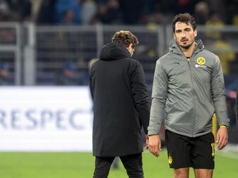 Dortmunds Trainer Edin Terzic (l) und Mats Hummels nach dem Spiel gegen Sevilla. Dortmunds Trainer Edin Terzic (l) und Mats Hummels nach dem Spiel gegen Sevilla.