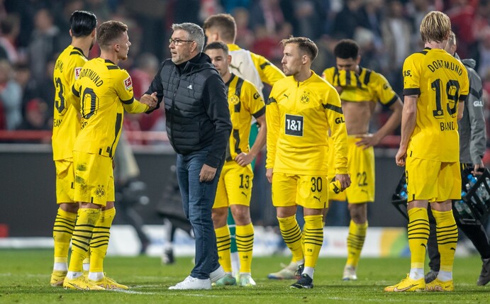 Union Berlins Trainer Urs Fischer spricht nach dem Abpfiff mit BVB-Spielern.