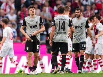 Augsburgs Elvis Rexhbecaj (l-r), Julian Baumgartlinger und Daniel Caligiuri nach der Partie gegen den 1. FC Köln. Augsburgs Elvis Rexhbecaj (l-r), Julian Baumgartlinger und Daniel Caligiuri nach der Partie gegen den 1. FC Köln.