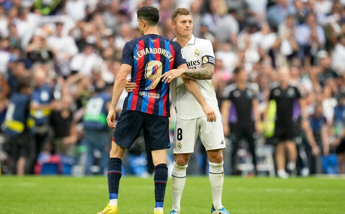 Barcelonas Robert Lewandowski (l) und Reals Toni Kroos (r) umarmen sich nach Abpfiff.