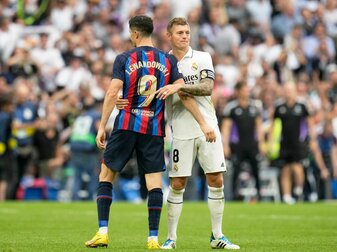 Barcelonas Robert Lewandowski (l) und Reals Toni Kroos (r) umarmen sich nach Abpfiff. Barcelonas Robert Lewandowski (l) und Reals Toni Kroos (r) umarmen sich nach Abpfiff.