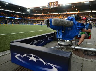 Derzeit zeigt in Deutschland Amazon Prime Video ein Live-Spiel am Dienstag, der ebenfalls kostenpflichtige Internet-Sender DAZN die übrigen Partien.