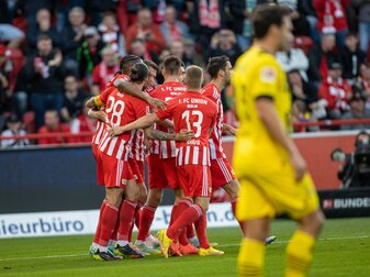 Unions Spieler jubeln nach dem Treffer zum 1:0 gegen Borussia Dortmund. Unions Spieler jubeln nach dem Treffer zum 1:0 gegen Borussia Dortmund.