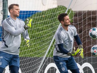 Bayerns Torwärte Manuel Neuer (l) und Sven Ulreich trainieren bei einer Übungseinheit.