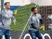 Bayerns Torwärte Manuel Neuer (l) und Sven Ulreich trainieren bei einer Übungseinheit.