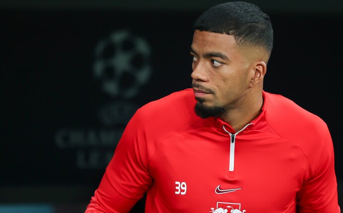 Leipzigs Spieler Benjamin Henrichs kommt vor einer Partie aus dem Spielertunnel.