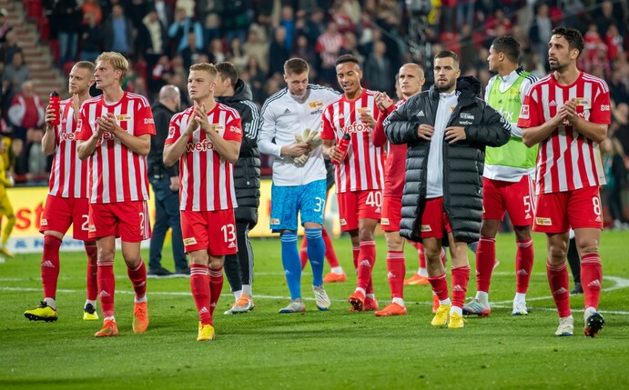 Die Spieler von Union bedanken sich nach dem Heimsieg gegen Borussia Dortmund bei den Fans für die Unterstützung.