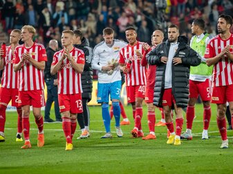 Die Spieler von Union bedanken sich nach dem Heimsieg gegen Borussia Dortmund bei den Fans für die Unterstützung. Die Spieler von Union bedanken sich nach dem Heimsieg gegen Borussia Dortmund bei den Fans für die Unterstützung.
