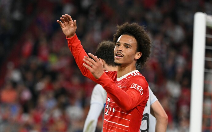 Münchens Leroy Sané hat sich einen Muskelfaserriss im linken, hinteren Oberschenkel zugezogen.