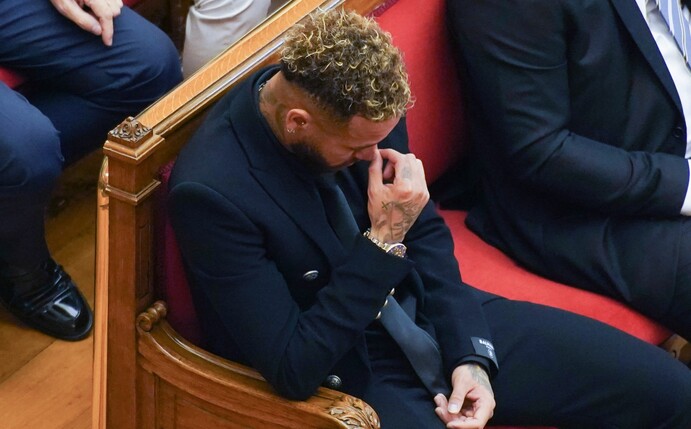 Der ehemalige Spieler des FC Barcelona, Neymar, der jetzt für Paris Saint-Germain spielt,  sitzt vor Gericht.