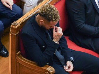 Der ehemalige Spieler des FC Barcelona, Neymar, der jetzt für Paris Saint-Germain spielt, sitzt vor Gericht. Der ehemalige Spieler des FC Barcelona, Neymar, der jetzt für Paris Saint-Germain spielt, sitzt vor Gericht.