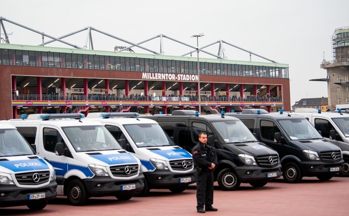 Zahlreiche Polizeifahrzeuge stehen vor dem Millerntor-Stadion.