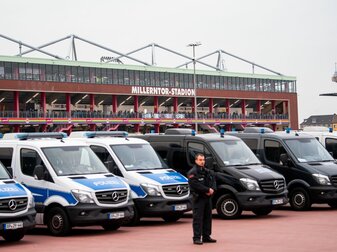 Zahlreiche Polizeifahrzeuge stehen vor dem Millerntor-Stadion. Zahlreiche Polizeifahrzeuge stehen vor dem Millerntor-Stadion.