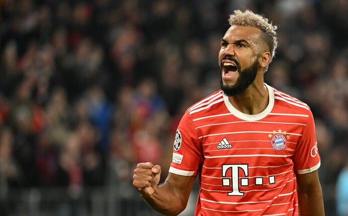 Bayerns Eric Maxim Choupo-Moting jubelt über sein Tor zum 5:0 beim Sieg über den SC Freiburg.