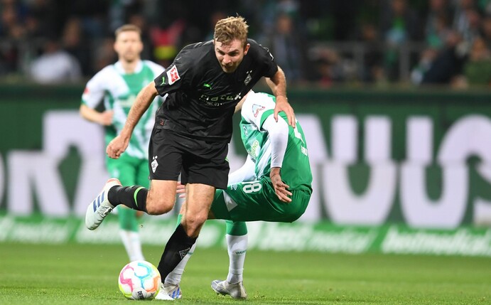 Gladbachs Christoph Kramer (l) kämpft um den Ball.