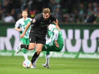 Gladbachs Christoph Kramer (l) kämpft um den Ball. Gladbachs Christoph Kramer (l) kämpft um den Ball.