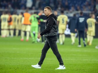 Schalkes Trainer Frank Kramer geht nach der Niederlage gegen die TSG Hoffenheim über den Rasen. Schalkes Trainer Frank Kramer geht nach der Niederlage gegen die TSG Hoffenheim über den Rasen.
