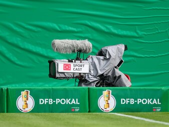 Eine Fernsehkamera steht bei der Begegnung FC Erzgebirge Aue - FSV Mainz 05 am Spielfeldrand. Eine Fernsehkamera steht bei der Begegnung FC Erzgebirge Aue - FSV Mainz 05 am Spielfeldrand.