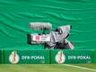 Eine Fernsehkamera steht bei der Begegnung FC Erzgebirge Aue - FSV Mainz 05 am Spielfeldrand.