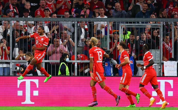 Münchens Serge Gnabry (l) jubelt nach dem 1:0 gegen den SC Freiburg.