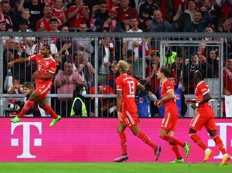 Münchens Serge Gnabry (l) jubelt nach dem 1:0 gegen den SC Freiburg. Münchens Serge Gnabry (l) jubelt nach dem 1:0 gegen den SC Freiburg.