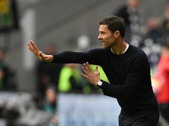 Leverkusens Cheftrainer Xabi Alonso gestikuliert beim Spiel gegen Eintracht Frankfurt am Spielfeldrand. Leverkusens Cheftrainer Xabi Alonso gestikuliert beim Spiel gegen Eintracht Frankfurt am Spielfeldrand.