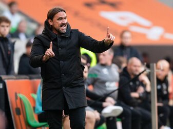 Gladbachs Trainer Daniel Farke gestikuliert an der Seitenlinie. Gladbachs Trainer Daniel Farke gestikuliert an der Seitenlinie.