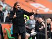 Gladbachs Trainer Daniel Farke gestikuliert an der Seitenlinie.