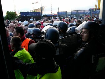 Am Rande des Champions-League-Finals in Paris ging die Polizei mit Tränengas gegen die Fans vor. Am Rande des Champions-League-Finals in Paris ging die Polizei mit Tränengas gegen die Fans vor.