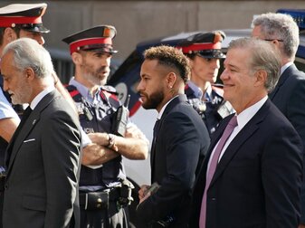 Neymar (M) in Barcelona auf dem Weg in den Gerichtssaal. Neymar (M) in Barcelona auf dem Weg in den Gerichtssaal.