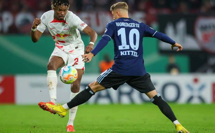 Der Leipziger Mohamed Simakan (l) bekam einen Rüffel von seinem Trainer.