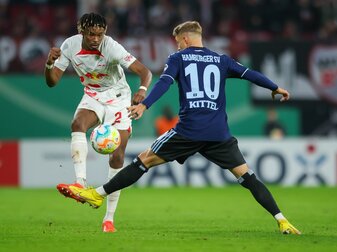 Der Leipziger Mohamed Simakan (l) bekam einen Rüffel von seinem Trainer. Der Leipziger Mohamed Simakan (l) bekam einen Rüffel von seinem Trainer.