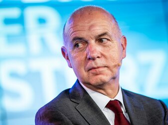 Macht sich für Stehplätze bei der EM 2024 stark: DFB-Präsident Bernd Neuendorf. Macht sich für Stehplätze bei der EM 2024 stark: DFB-Präsident Bernd Neuendorf.