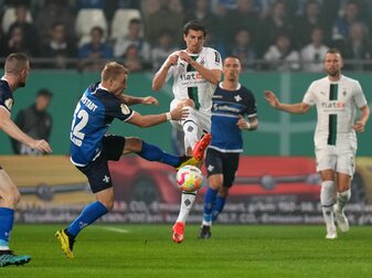 Verletzte sich beim Pokal-Aus in Darmstadt: Gladbachs Jonas Hofmann (r). Verletzte sich beim Pokal-Aus in Darmstadt: Gladbachs Jonas Hofmann (r).