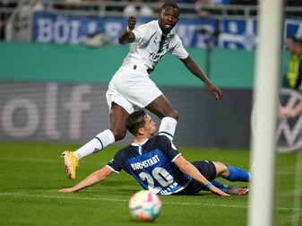 Gegenspieler im Pokal-Duell: Darmstadts Jannik Müller und Gladbach-Profi Marcus Thuram. Gegenspieler im Pokal-Duell: Darmstadts Jannik Müller und Gladbach-Profi Marcus Thuram.