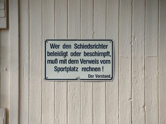 Im Amateurfußball häufen sich die Angriffe auf Schiedsrichter und damit verbundene Spielabbrüche. Im Amateurfußball häufen sich die Angriffe auf Schiedsrichter und damit verbundene Spielabbrüche.