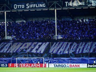 Beim Spiel vom Waldhof Mannheim gedenkte der Stephan Christen einer Person, die der rechten Szene angehörte. Er kündigte seinen Rücktritt an. Beim Spiel vom Waldhof Mannheim gedenkte der Stephan Christen einer Person, die der rechten Szene angehörte. Er kündigte seinen Rücktritt an.