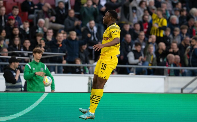 Dortmunds Youssoufa Moukoko jubelt nach seinem Tor zum 0:1.