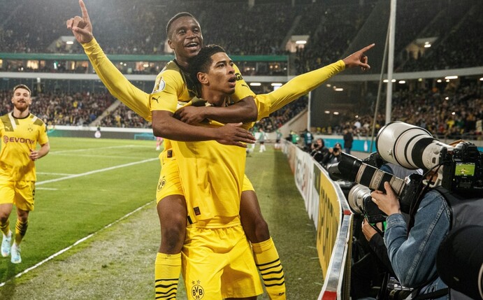Eigentor und Elfmeter: Dortmund mühsam im Achtelfinale