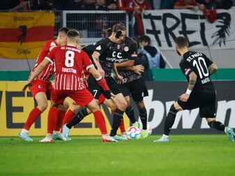 Freiburg konnte sich zwei Minuten vor Abpfiff doch noch gegen St. Pauli durchsetzen. Freiburg konnte sich zwei Minuten vor Abpfiff doch noch gegen St. Pauli durchsetzen.