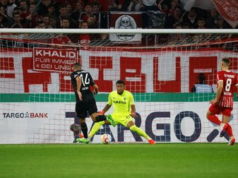 Freiburgs Torwart Noah Atubolu (M.) rettet gegen St. Paulis Etienne Amenyido. Freiburgs Torwart Noah Atubolu (M.) rettet gegen St. Paulis Etienne Amenyido.
