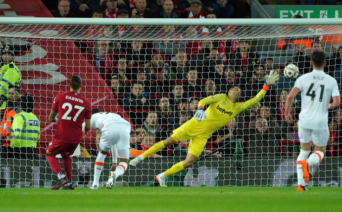 Liverpools Darwin Nunez (l) erzielt das 1:0.