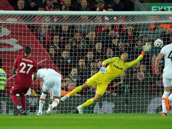 Liverpools Darwin Nunez (l) erzielt das 1:0. Liverpools Darwin Nunez (l) erzielt das 1:0.