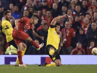 Philippe Coutinho (M) macht den zweiten Treffer für Liverpool klar. Foto: Peter Powell Philippe Coutinho (M) macht den zweiten Treffer für Liverpool klar. Foto: Peter Powell