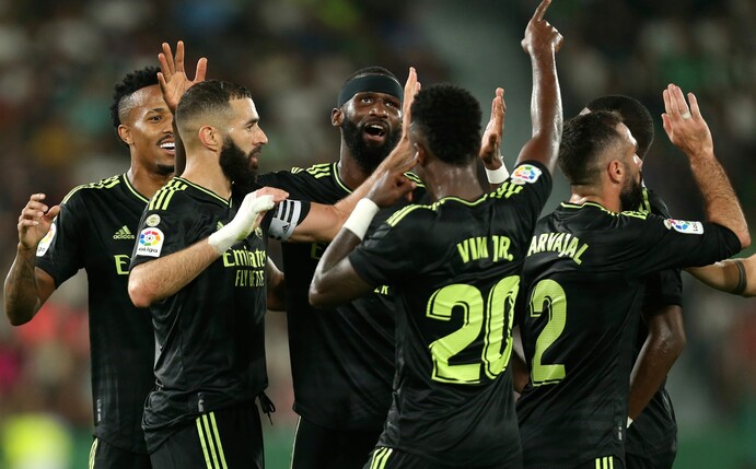 Karim Benzema (2.v.l.) von Real Madrid jubelt mit seinen Teamkollegen über sein Tor zum 0:2.